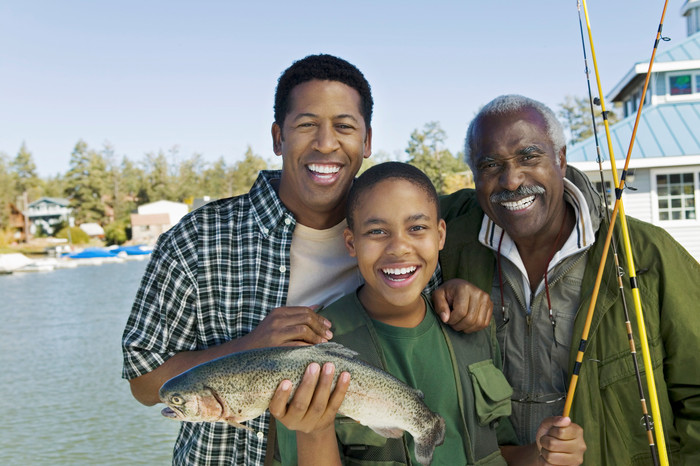 钓鱼的一家人摄影图