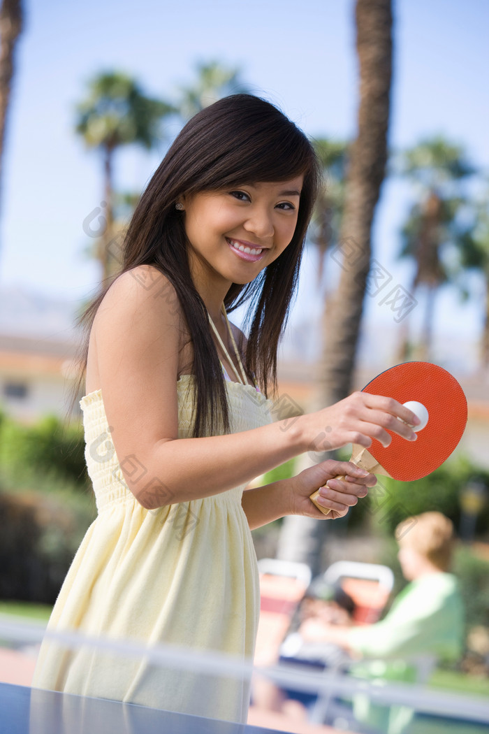 清新打乒乓球的女人摄影图