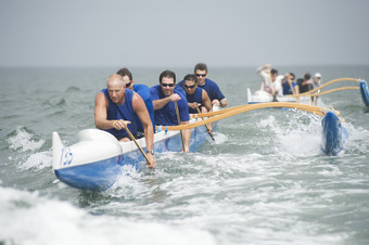 运动员海面划独木舟