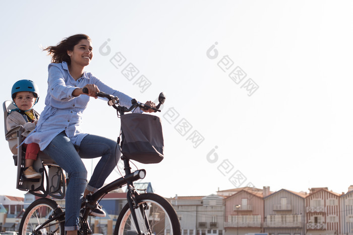 骑自行车在马路上的女人孩子