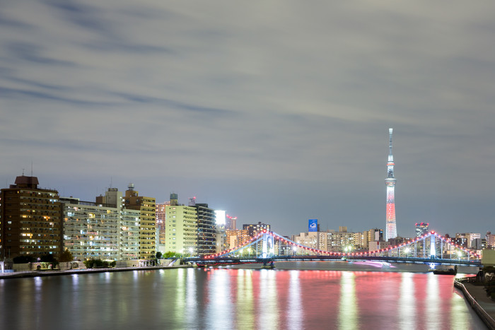 河面东京塔夜景倒影