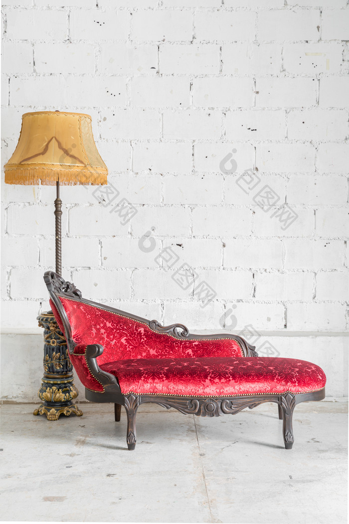 红色贵妃椅和台灯