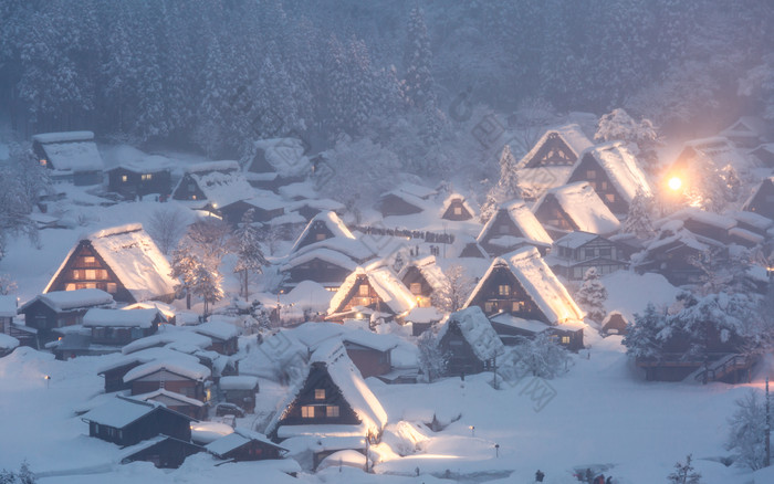 冬天山村夜景摄影图