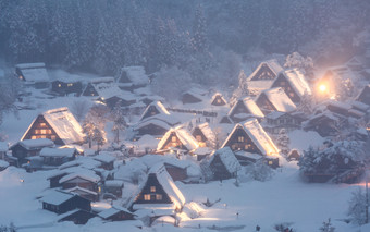 冬天山村夜景摄影图