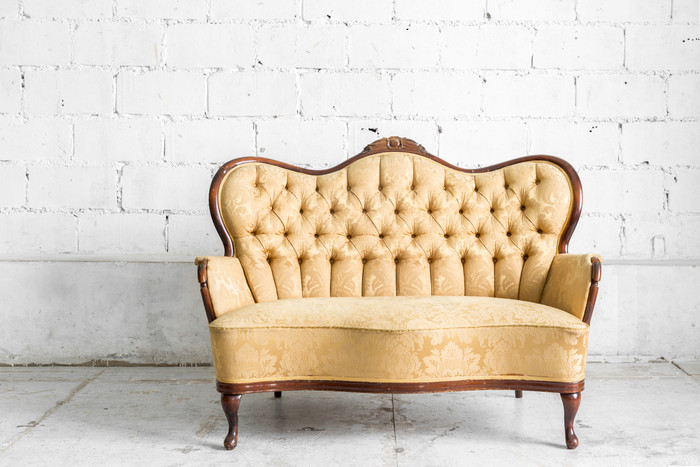 房间中黄色复古扶手沙发