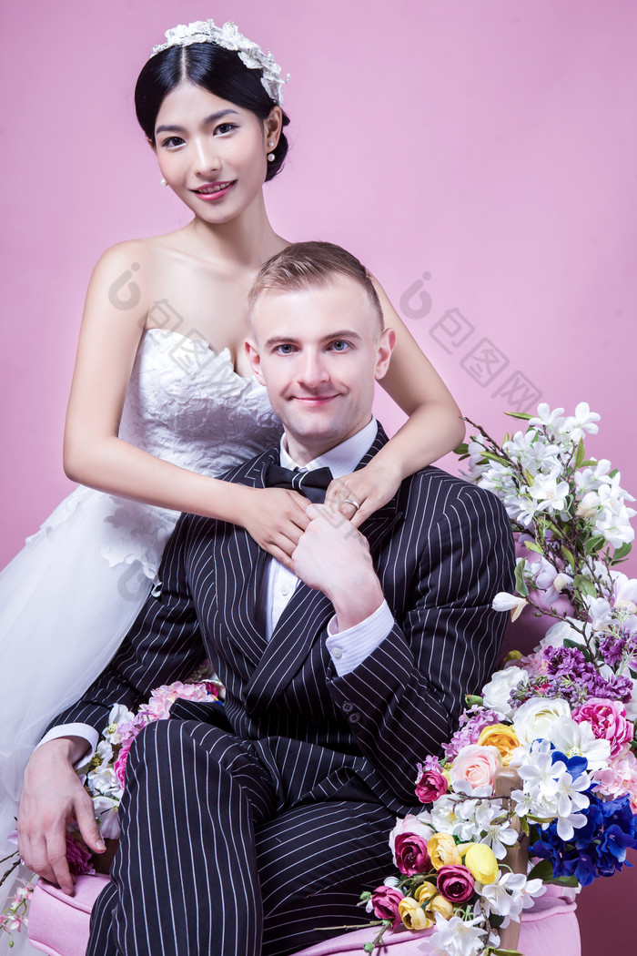 坐椅子上拍婚纱照的夫妻