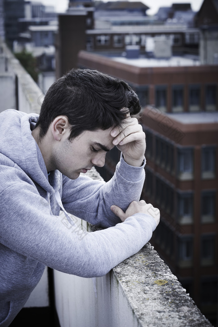 趴着忧郁的男孩人物