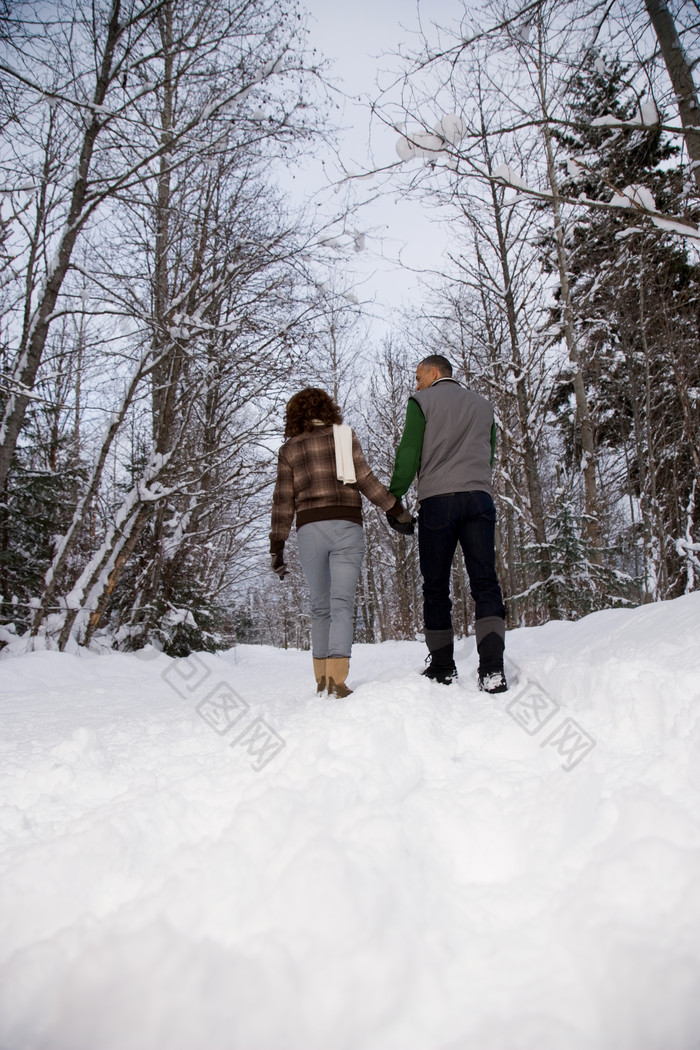 暗色调雪地上的老人