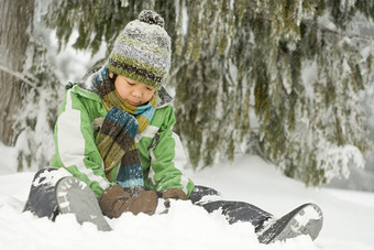灰色调堆雪的男孩摄影图