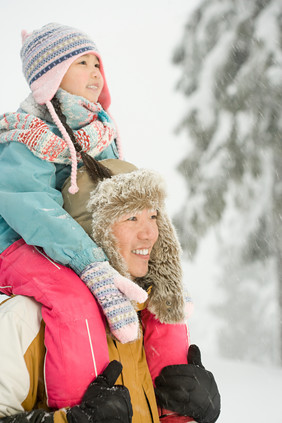 雪地中的父女影图