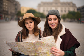 两个年轻女性看地图