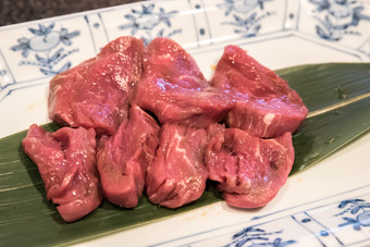 盘子里生鲜牛肉块