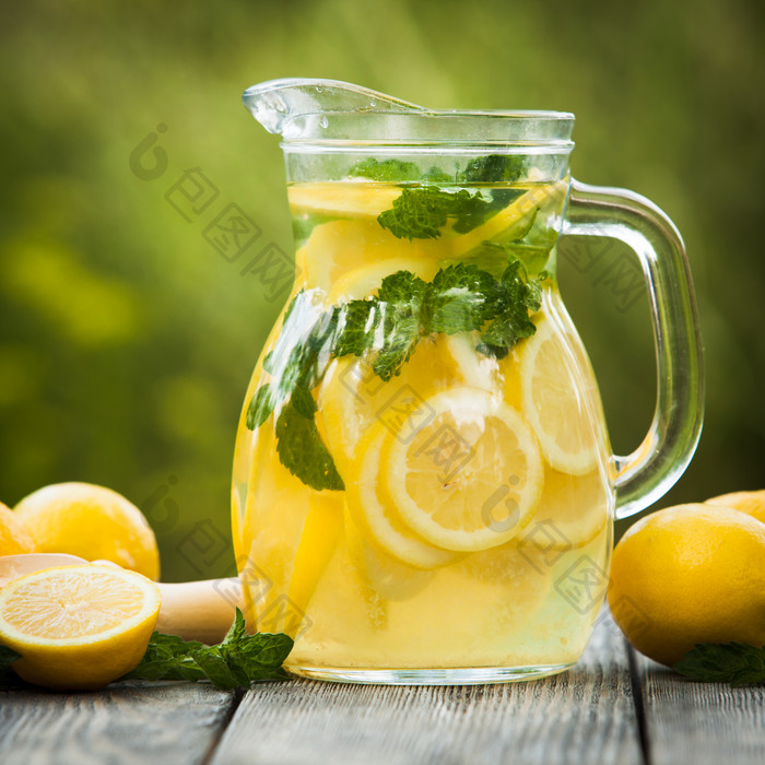 玻璃凉杯里的柠檬水摄影图