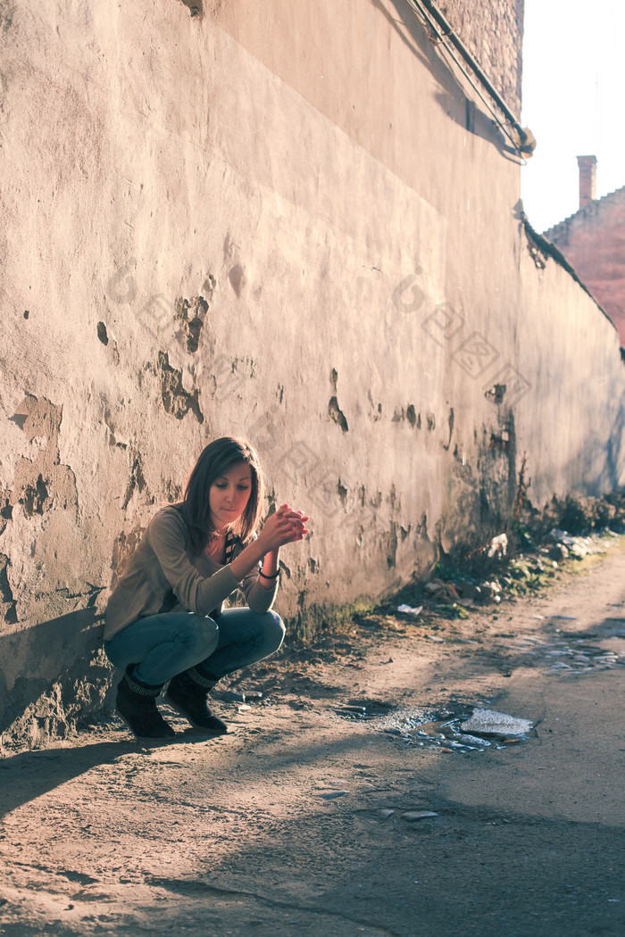 蹲着的女人摄影图