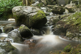 山林湖水流水摄影图