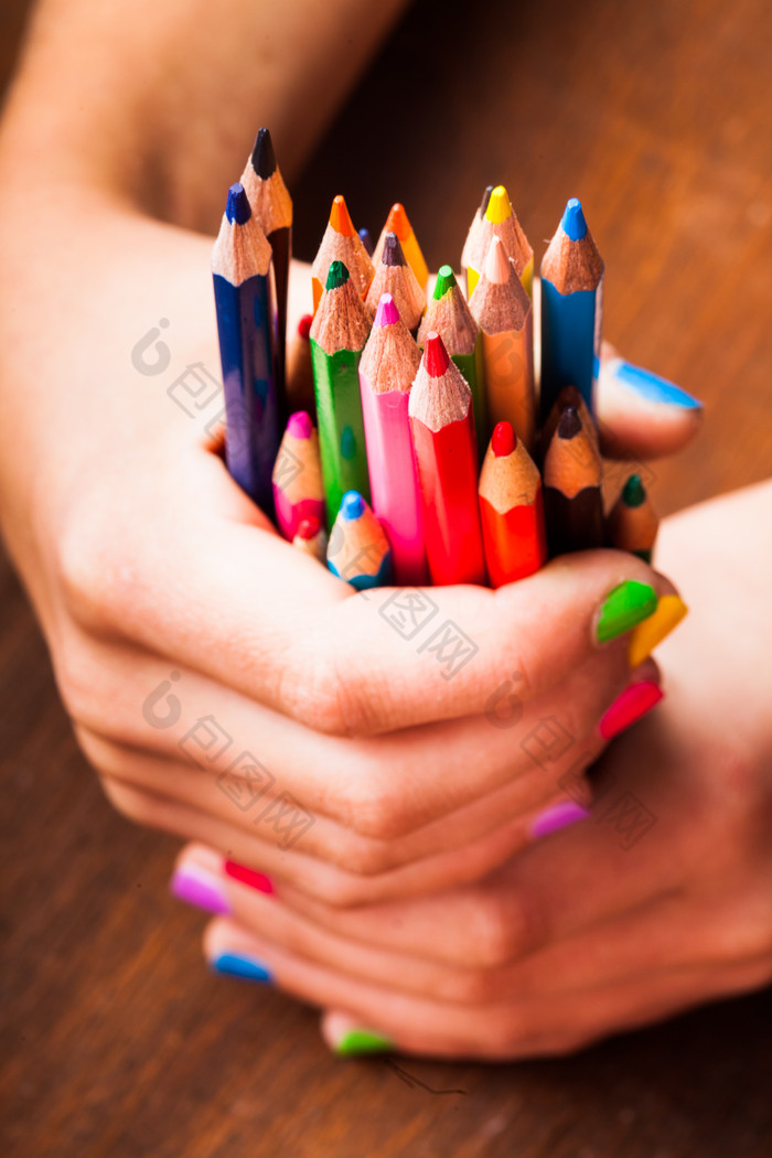 手中的一把彩色铅笔