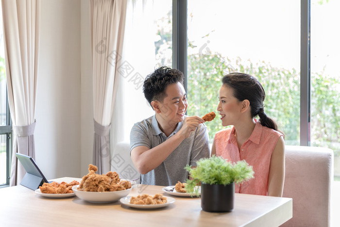 丈夫喂妻子吃炸鸡