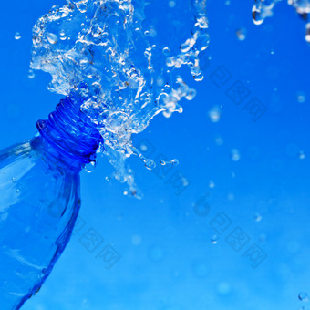 蓝色水瓶的矿泉水