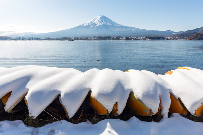 雪山湖水风景摄影图