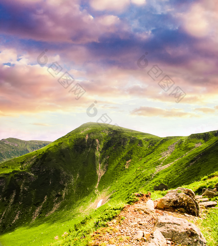 云彩下的喀尔巴阡山脉风景