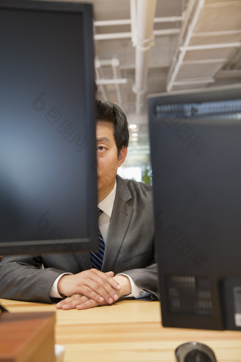 办公室盯着电脑的商务男士