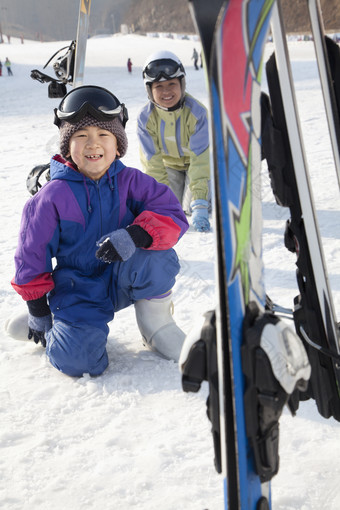 滑雪场<strong>开心玩耍</strong>的儿童