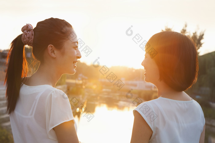 年轻的女人两个人闺蜜朋友户外旅游拍摄风景