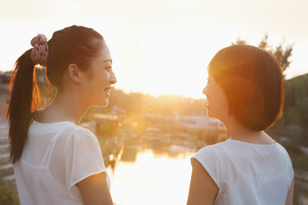 年轻<strong>的</strong>女人两个人闺蜜朋友户外<strong>旅游</strong>拍摄风景