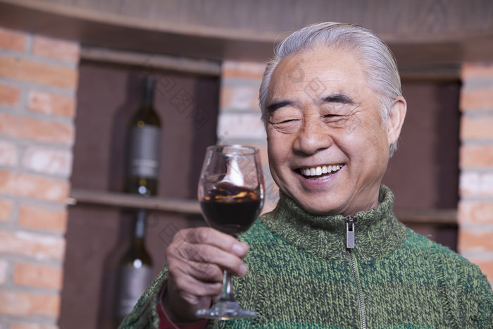 老年人年老的爷爷男子喝红酒微笑酒窖