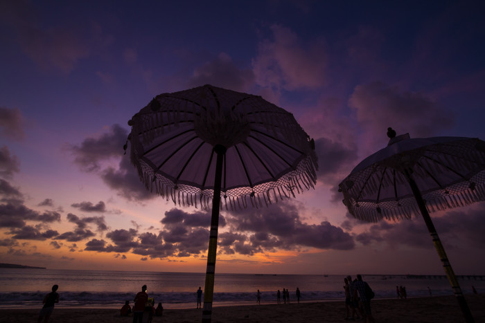暗色调海边的遮阳伞摄影图