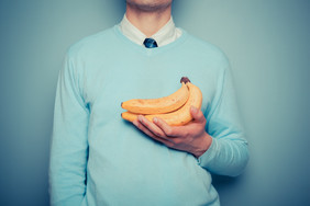 青年男子手握香蕉
