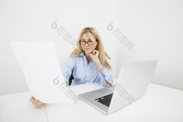 灰色调用电脑的一个女人摄影图