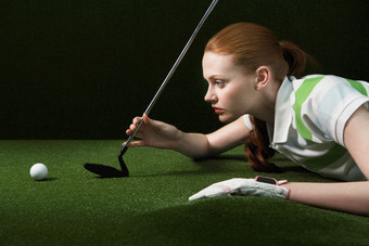 深色调打高尔夫的小女生摄影图