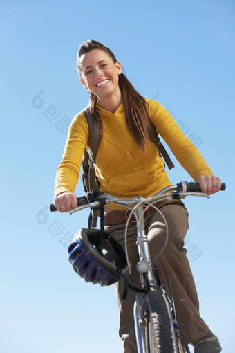 骑自行车的年轻女孩