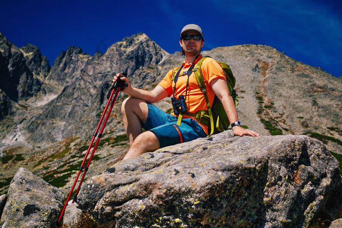 坐在石头上的登山男人