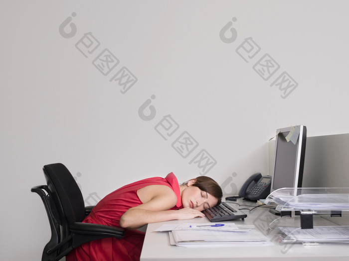 女人趴在键盘睡觉