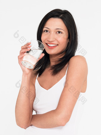 简约喝牛奶的女人摄影图