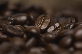 暗色调浓香咖啡豆摄影图