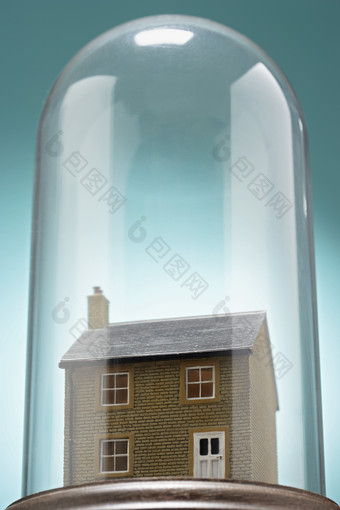 蓝色调玻璃罩中的房子摄影图