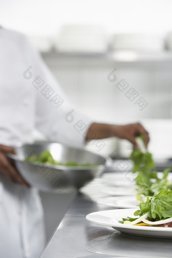 厨房做蔬菜沙拉的厨师