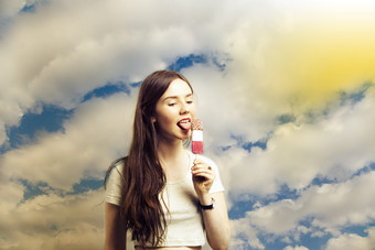 彩云下吃冰淇淋的美女