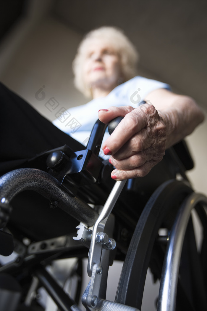 坐轮椅的老人摄影图