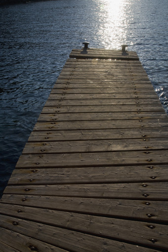 海上的木质小桥摄影图