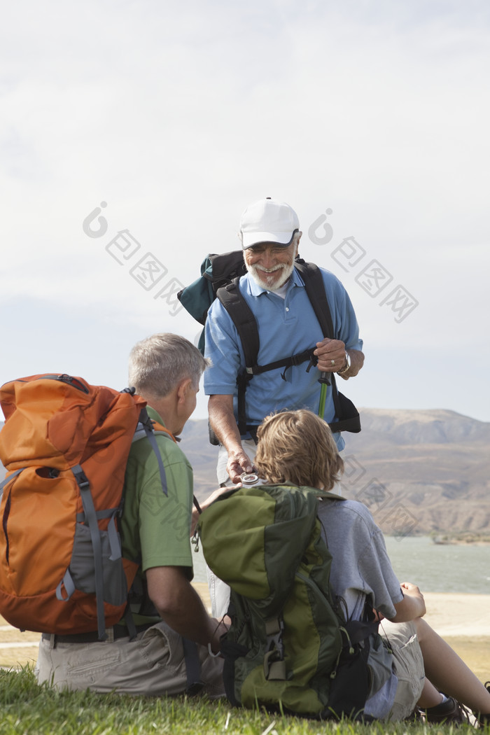 背包旅行的老年人