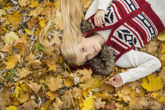 躺在落叶上的金发女性