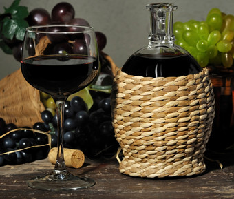暗色调美味葡萄酒水摄影图