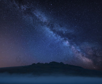 夜空下的山坡湖水风景