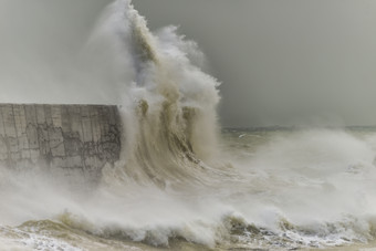 海岸边的<strong>海浪</strong>浪花