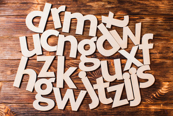 桌子上拼凑的字母