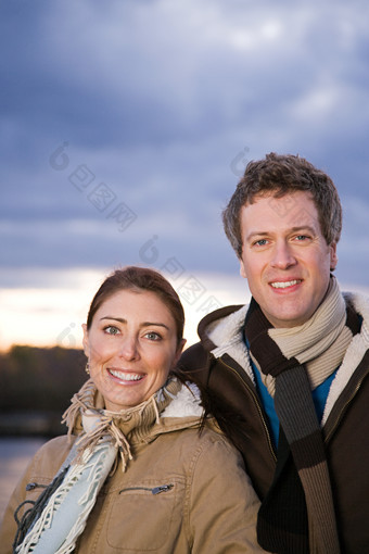 蓝色调冬天里的夫妻摄影图